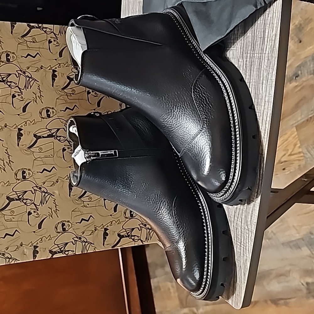GORGEOUS!  NIB! Men's Karl Lagerfeld Leather Chelsea Boots - Black SIZE 7 M